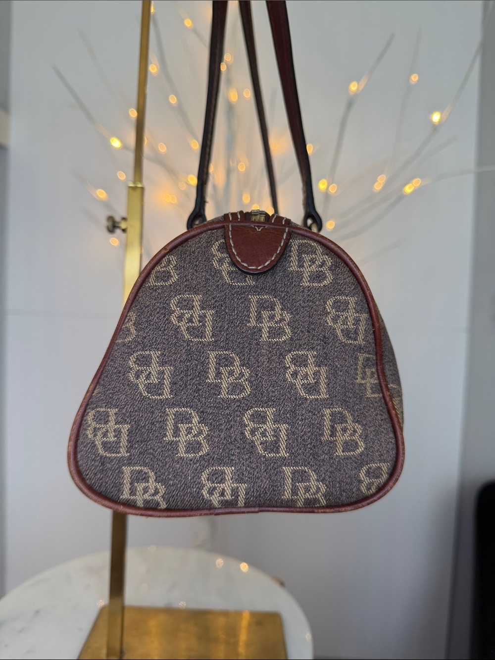 Dooney & Bourke NWOT  bag. 2 lrg inside zipper pockets/3 slots&key fob. 11 x5 - Picture 5 of 8